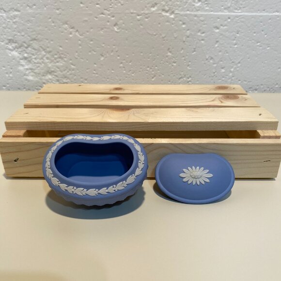 Wedgwood Blue Jasperware Kidney-Shaped Small Trinket Box with White Motif - Picture 6 of 10